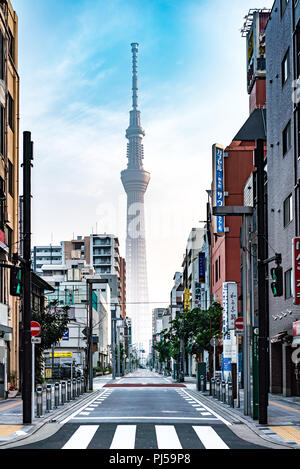 Kinshicho, Tokyo - Giappone - Giugno 22, 2018: la strada principale a Tokyo Skytree presso sunrise Foto Stock