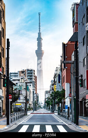 Kinshicho, Tokyo - Giappone - Giugno 22, 2018: la strada principale a Tokyo Skytree presso sunrise Foto Stock