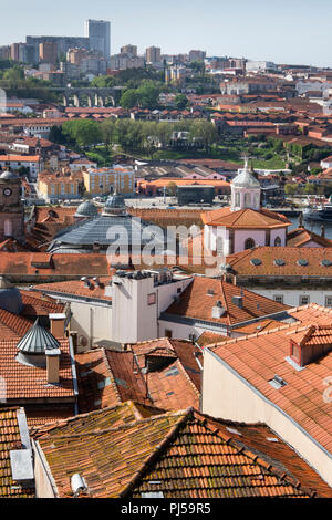 Il Portogallo, Porto, Ribeira, tetti, guardando a sud verso il fiume Douro a Cantine di vino porto distretto Foto Stock