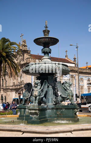 Il Portogallo, Porto, Praça de Carlos Alberto, Igreja do Carmo, barocca chiesa cattolica, porta nella parete piastrellata Foto Stock