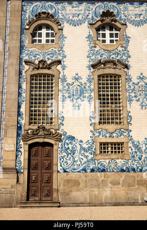 Il Portogallo, Porto, Praça de Carlos Alberto, Igreja do Carmo, barocca chiesa cattolica, porta nella parete piastrellata Foto Stock