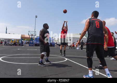 Coast Guard Ensign Sean Stickney, assegnate al settore Los Angeles-Long Beach scatti un ampio open shot contro il Team Busciano nel 2018 Los Angeles flotta Settimana 5-in-5 torneo di basket a San Pedro in California, 1 settembre 2018. Team Coast Guard 1 sconfitto team Busciano 45-37 per passare alle semifinali del torneo. Stati Uniti Coast Guard foto di Sottufficiali di terza classe DaVonte' midollo. Foto Stock