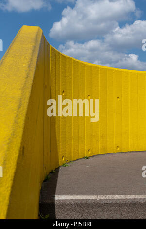 La curvatura brutalist scalinata a Londra, Southbank complesso. Originariamente in cemento grezzo sono ora verniciati di giallo per contrassegnare il Southbank schema colore. Foto Stock
