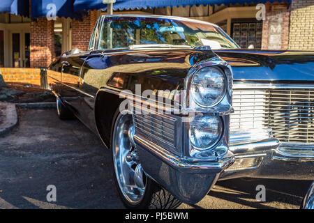 1965 Cadillac Coupe de Ville convertibili in un classico auto show di Amelia Island, Florida. Foto Stock