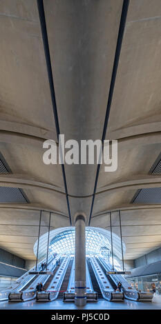 Scale mobili fino alla stazione metropolitana di Canary Wharf sulla Jubilee Line'underground di Londra. Un monumentale stazione brutalist progettato da Norman Forster. Foto Stock