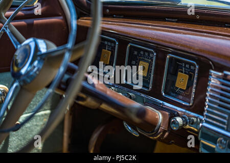 La profondità di campo di una vista dettagliata del cruscotto su un 1949 Dodge Coronet. Foto Stock