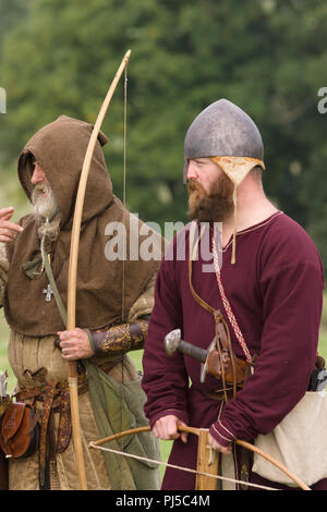 Battaglia medievale rievocazione mostra arcieri della Cwmwd Ial società rivivere la battaglia di Crogen 1165 in Chirk Galles del Nord 2018 Foto Stock