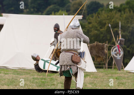 Battaglia medievale rievocazione mostra arcieri della Cwmwd Ial società rivivere la battaglia di Crogen 1165 in Chirk Galles del Nord 2018 Foto Stock