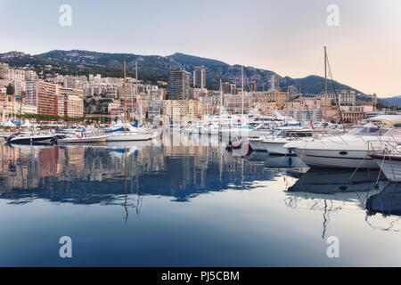 Yacht ormeggiati nel Principato di Monaco Foto Stock