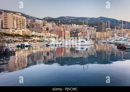 Yacht ormeggiati nel Principato di Monaco Foto Stock