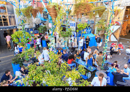 Pop Brixton, le persone che si godono le bevande e il cibo al caffè, bar e ristoranti del pop outdoor fino venue in Brixton, Lambeth, Londra Foto Stock