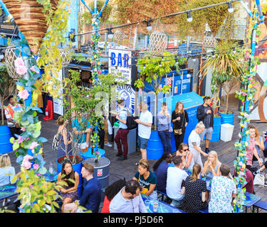 Pop Brixton, le persone che si godono le bevande e il cibo al caffè, bar e ristoranti del pop outdoor fino venue in Brixton, Lambeth, Londra Foto Stock