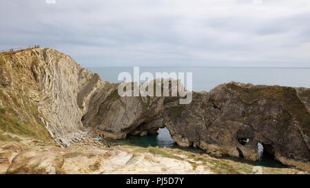 Lulworth Cove - strati di roccia sedimentaria lungo la Jurassic Coast in Dorset, England, Regno Unito Foto Stock