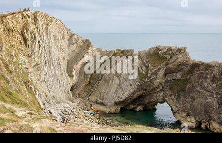 Lulworth Cove - strati di roccia sedimentaria lungo la Jurassic Coast in Dorset, England, Regno Unito Foto Stock