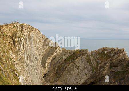 Lulworth Cove - strati di roccia sedimentaria lungo la Jurassic Coast in Dorset, England, Regno Unito Foto Stock