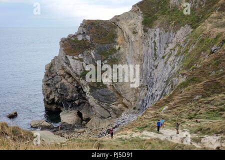 Lulworth Cove - strati di roccia sedimentaria lungo la Jurassic Coast in Dorset, England, Regno Unito Foto Stock