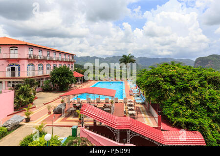 Vista di Horizontes Los Jazmines e il Vinales Valley, Vinales, Pinar del Rio, Western Cuba Foto Stock