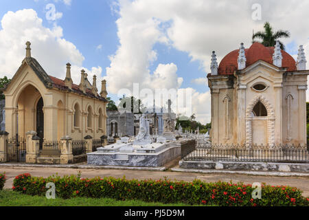 Tombe nel cimitero del colon, Cementerio Cristóbal Colón, Vedado, Havana, Cuba Foto Stock