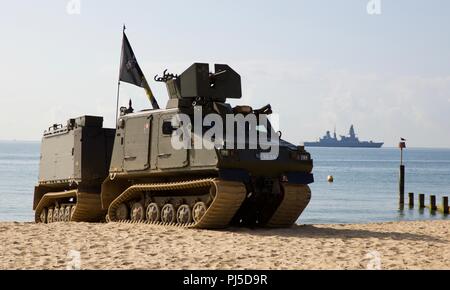 Bv206S blindato cingolato trasporto di personale prendendo parte al 2018 Bournemouth Air Festival Foto Stock