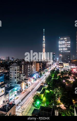 Kinshicho, Tokyo - Giappone - Giugno 22, 2018: la strada principale a Tokyo Skytree di notte sulle lotte CITY HOTEL Foto Stock