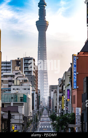 Kinshicho, Tokyo - Giappone - Giugno 22, 2018: la strada principale a Tokyo Skytree presso sunrise Foto Stock