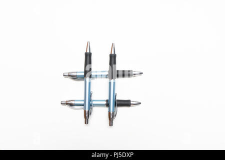 Il simbolo del cancelletto su una superficie bianca Foto Stock