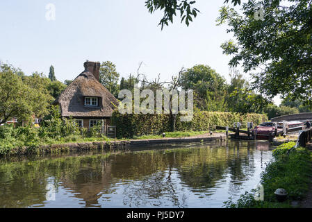 Cottage con tetto in paglia vicino al Black Jack la serratura sul Grand Union Canal, Harefield, Middlesex, England, Regno Unito Foto Stock