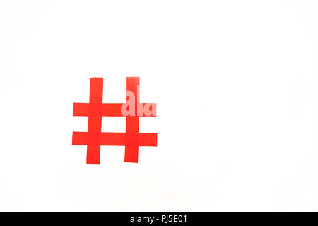 Il simbolo del cancelletto su una superficie bianca Foto Stock