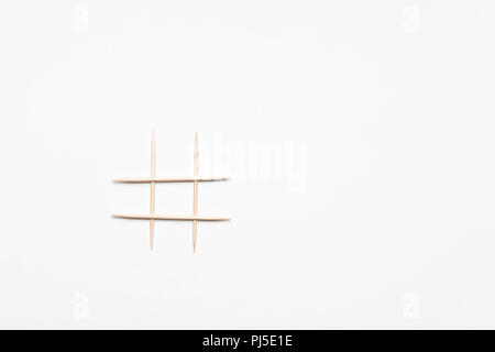 Il simbolo del cancelletto su una superficie bianca Foto Stock