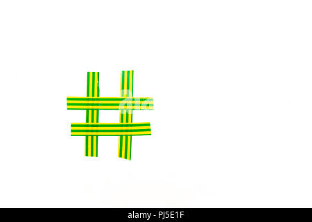 Il simbolo del cancelletto su una superficie bianca Foto Stock