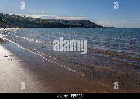 Guardando sulla baia verso la città balneare di Newquay in Galles e il suo porto Foto Stock