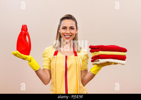 La casalinga di contenimento di detersivo biancheria e asciugamani Foto Stock