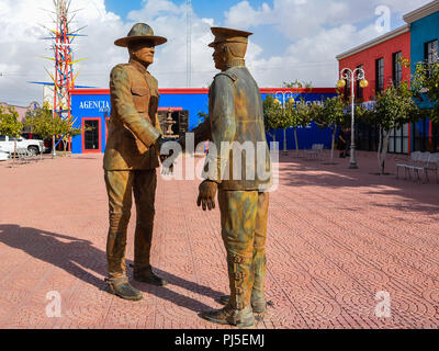 Puerto Palomas, Messico - nov. 4, 2016: Statua di Generali John Pershing e Pancho Villa stringono le mani. Foto Stock