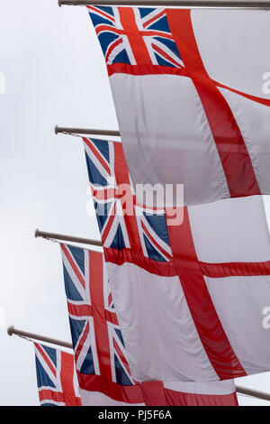 White alfieri in una fila battenti dalla parte superiore della Admiralty Arch nel centro di Londra. Foto Stock