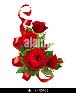 Composizione ad angolo con red rose fiori e nastro di seta isolati su sfondo bianco. Lay piatto. Vista dall'alto. Foto Stock