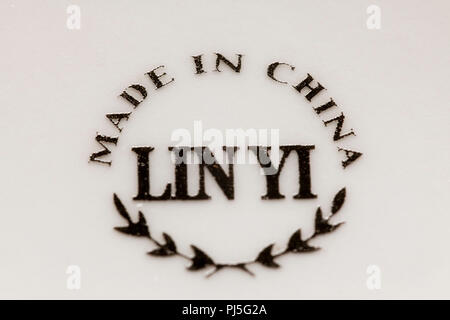 Fabbricato in Cina l'etichetta sulla parte inferiore del piatto di ceramica Foto Stock