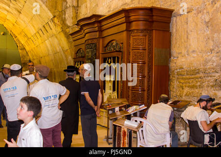 10 maggio 2018 pellegrini nella sala di preghiera con i suoi ornati di armadi in legno di quercia presso l'antico Muro Occidentale di Gerusalemme Foto Stock