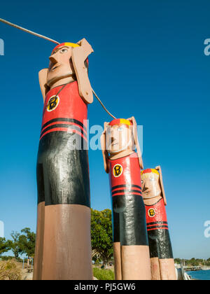 Bollard sculture di Jan Lennard lungo il fronte mare di spiaggia orientale, Geelong, Victoria, Australia Foto Stock