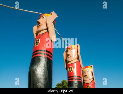 Bollard sculture di Jan Lennard lungo il fronte mare di spiaggia orientale, Geelong, Victoria, Australia Foto Stock