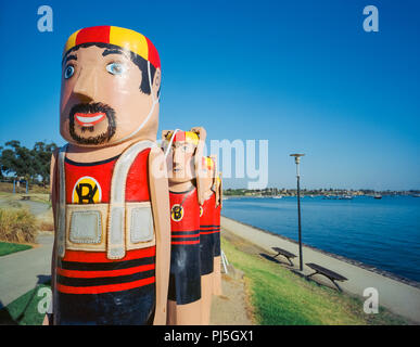 Bollard sculture di Jan Lennard lungo il fronte mare di spiaggia orientale, Geelong, Victoria, Australia Foto Stock