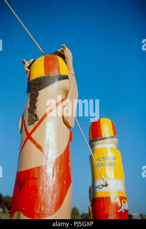 Bollard sculture di Jan Lennard lungo il fronte mare di spiaggia orientale, Geelong, Victoria, Australia Foto Stock