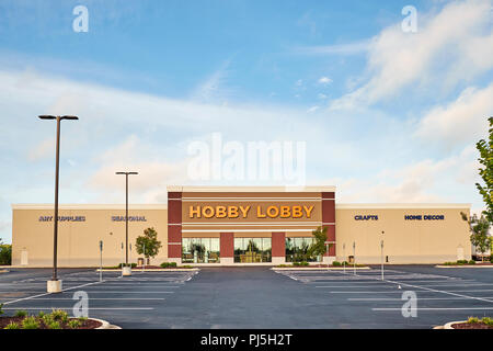 Hobby Lobby anteriore ingresso esterno delle arti e dei mestieri super store o big box store mostra il logo, a Montgomery in Alabama, Stati Uniti d'America. Foto Stock