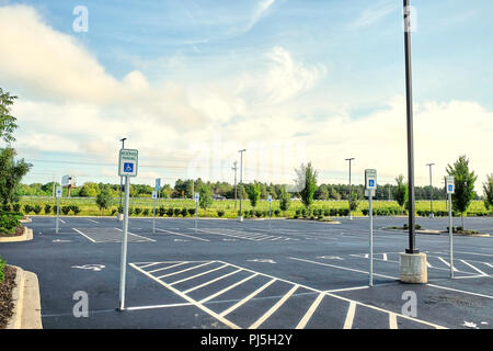 Multiple o di numerosi handicap vuoti spazi di parcheggio con cartelli di avvertimento in centro commerciale parcheggio o parcheggio auto a Montgomery in Alabama, Stati Uniti d'America. Foto Stock