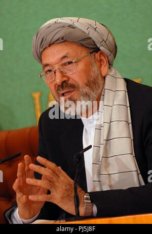 Abdul Karim Khalili, attuale presidente di afghane ad alto consiglio di pace ed ex vice presidente dell'Afghanistan, parla durante una pressa confere Foto Stock