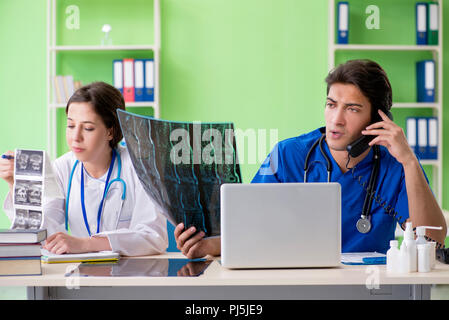 Donna e uomo ginecologi discutere caso medico presso la clinica Foto Stock