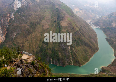 Ha Giang, Vietnam - Marzo 18, 2018: vista incredibile della Nho Que fiume circondato da montagne dalla Ma Pi Leng passano nel nord del Vietnam Foto Stock