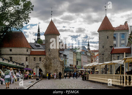 Vista del Viru Gate e le torri medievali della città vecchia di Tallinn, Estonia Foto Stock