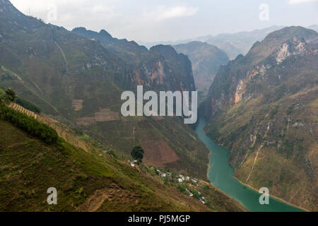 Ha Giang, Vietnam - Marzo 18, 2018: vista incredibile della Nho Que fiume circondato da montagne dalla Ma Pi Leng passano nel nord del Vietnam Foto Stock