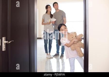 Felice giovane famiglia lavorando su home lavori di rinnovo Foto Stock