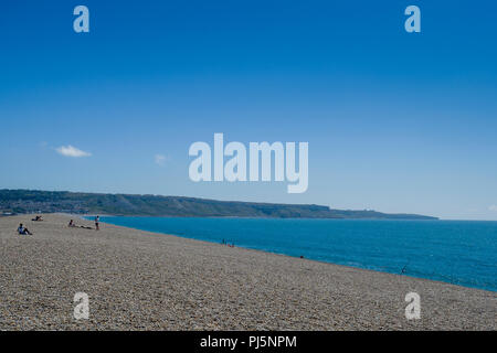 Chesil Beach, 18 miglia di spiaggia di ciottoli e ghiaia tombolo collegando la isola di Portland in terraferma Inghilterra, Dorset, Regno Unito. Foto Stock